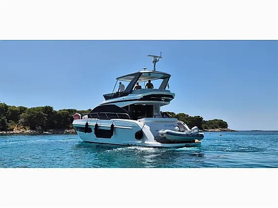 Azimut 53 Fly in Podstrana / Marina Lav - image 1
