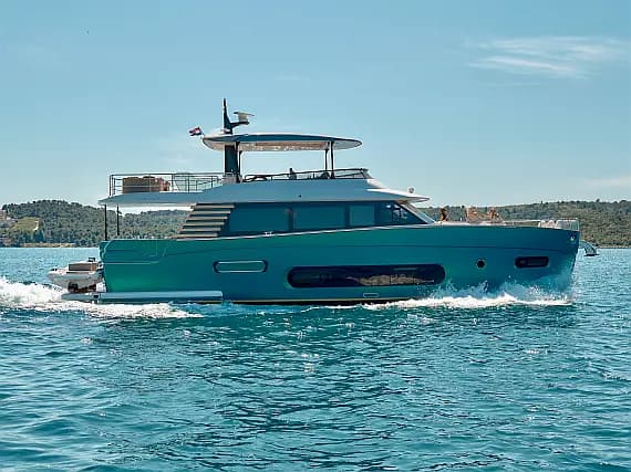 Azimut Magellano 66 in Podstrana / Marina Lav - image 1