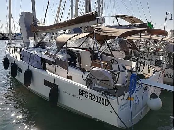 Sun Odyssey 410 in San Vincenzo / Marina di San Vincenzo - image 1