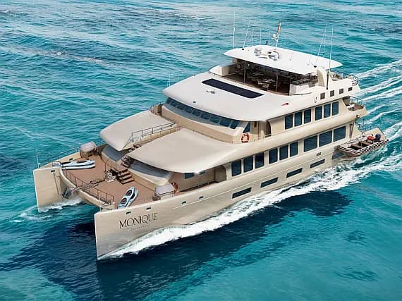 Power Catamaran in Baltra - image 1