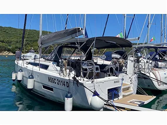Dufour 390 Grand Large in Sardinia / Portisco / Cala dei Sardi - image 1