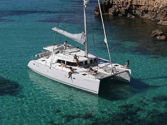 Lagoon 440 in Ibiza / Santa Eulària des Riu / Marina Santa Eulalia - image 1
