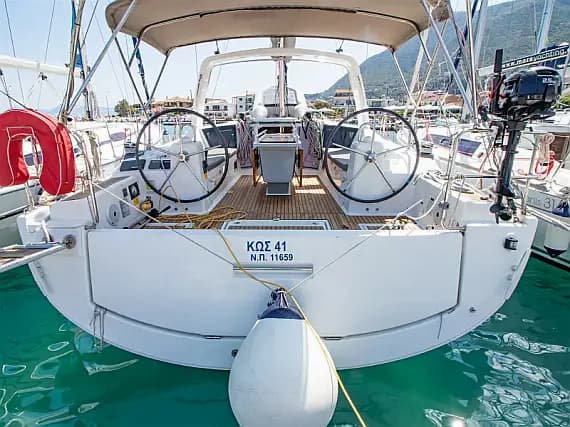 Oceanis 41.1 in Lefkada / Nikiana Marina - image 1