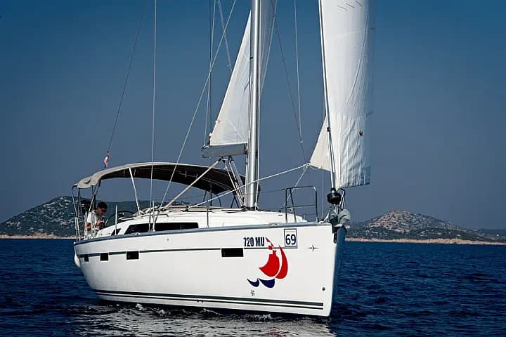 Bavaria Cruiser 41 in Murter / Marina Hramina - image 1