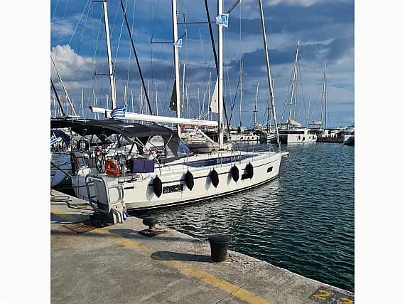 Bavaria C42 in Mykonos / Tourlos Marina - image 1