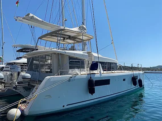 Lagoon 52F in Sardinia / Portisco / Cala dei Sardi - image 1