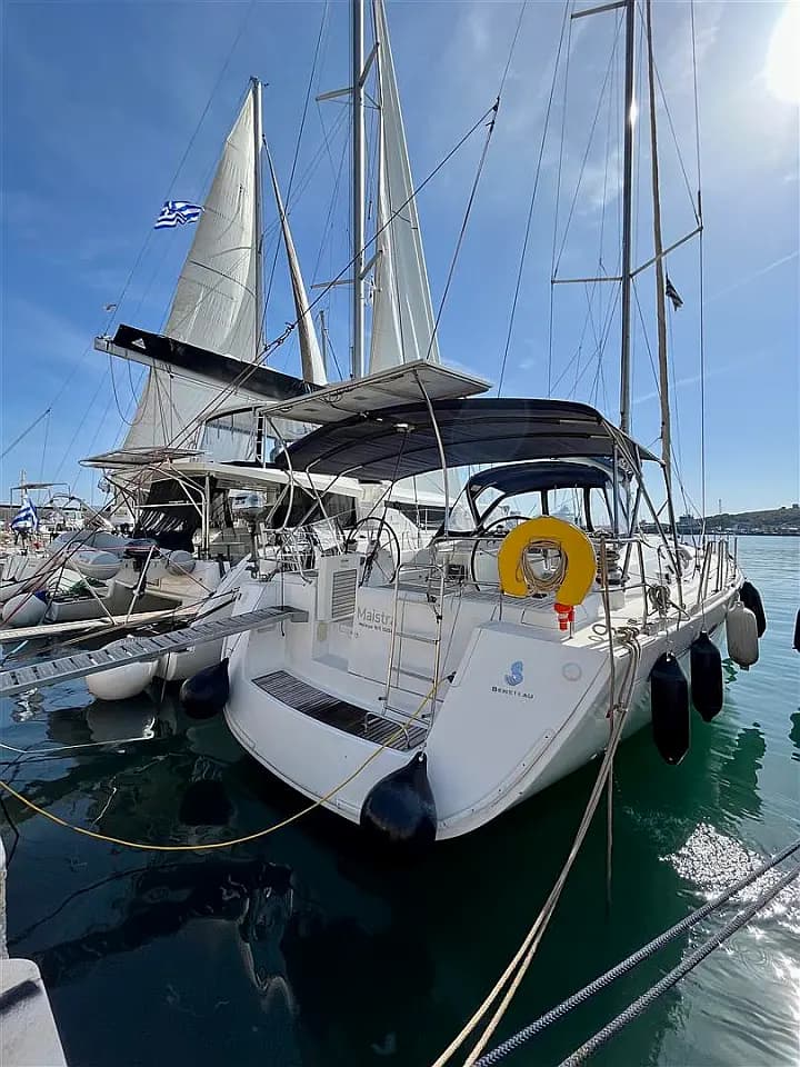 Oceanis 54 in Lavrion Main Port - image 1
