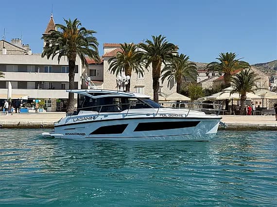 Grandezza 30 OC in Trogir / SCT Marina Trogir - image 1