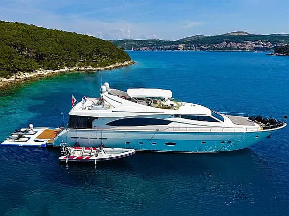 Ferretti 880 in Seget Donji / Marina Baotić - image 1