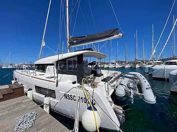 Lagoon 40 in Sardinia / Portisco / Cala dei Sardi - image 1