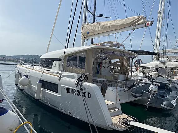 Lagoon 40 in Sardinia / Portisco / Cala dei Sardi - image 1