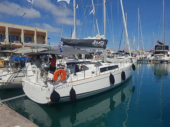 Oceanis 38.1 in Palairos / Marina Paleros - image 1