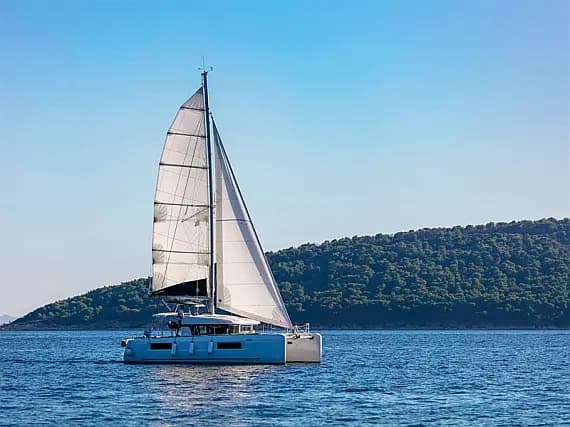 Lagoon 40 in Kaštel Gomilica / Marina Kaštela - image 1