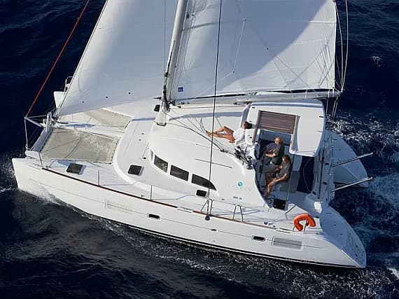 Lagoon 380 in Paros port - image 1
