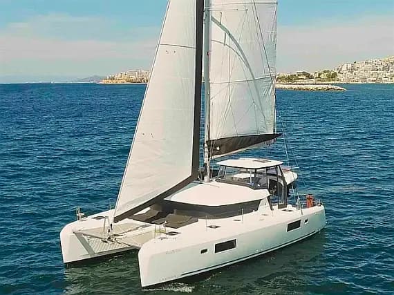 Lagoon 42 in Paros port - image 1