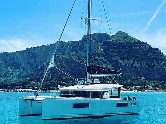 Lagoon 40 in Sicily / Palermo / La Cala (Porto Palermo) - image 1