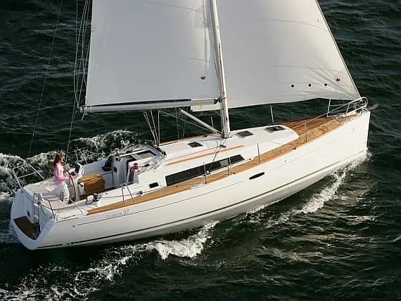 Oceanis 37 in Lefkada / D-Marin Marina Lefkas - image 1