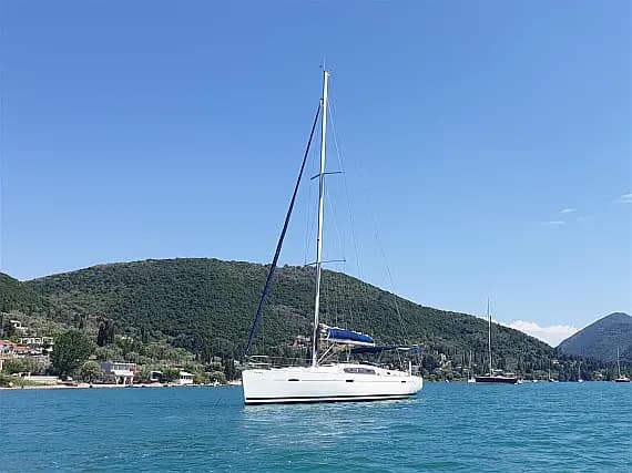 Oceanis 43 in Lavrion Main Port - image 1