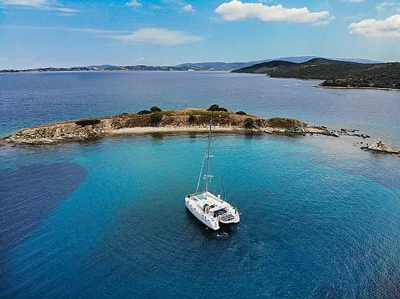 Lagoon 400 in Ormos Panagias, Chalkidiki / Ormos Panagias - image 1