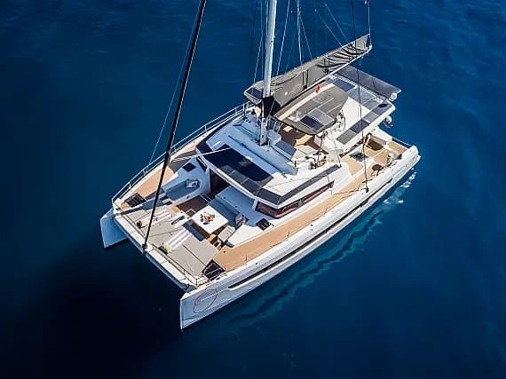 Bali 5.4 in Athens / Alimos Marina - image 1