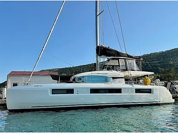 Lagoon 50 in Kaštel Gomilica / Marina Kaštela - image 1