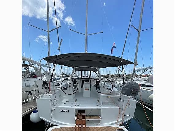 Oceanis 38.1 in Šibenik / D-Marin Marina Mandalina - image 1