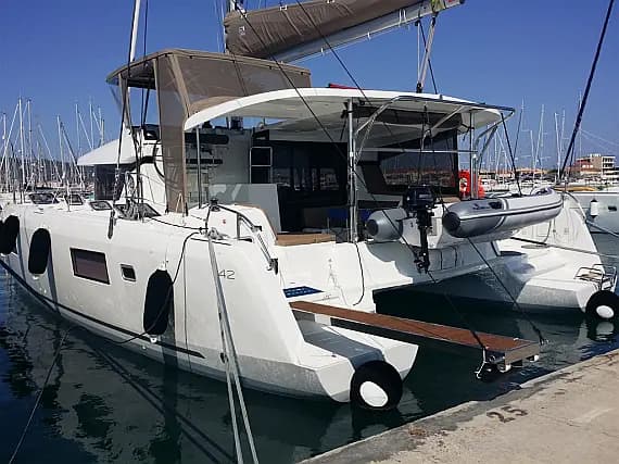 Lagoon 42 in Nea Peramos - Attica / Nea Peramos - image 1