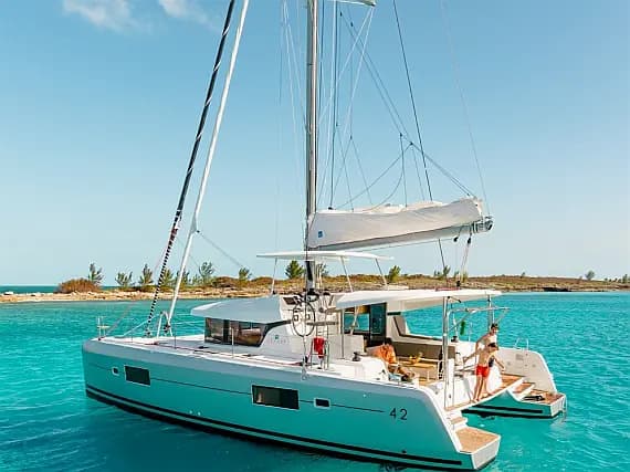 Lagoon 42 in Sicily / Furnari / Marina Portorosa - image 1